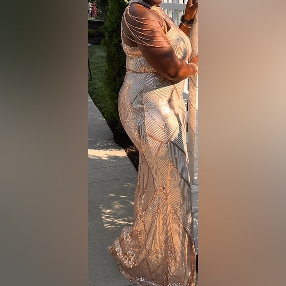 Champagne Gown with gold Sequin. Formal attire. - Picture 3 of 4